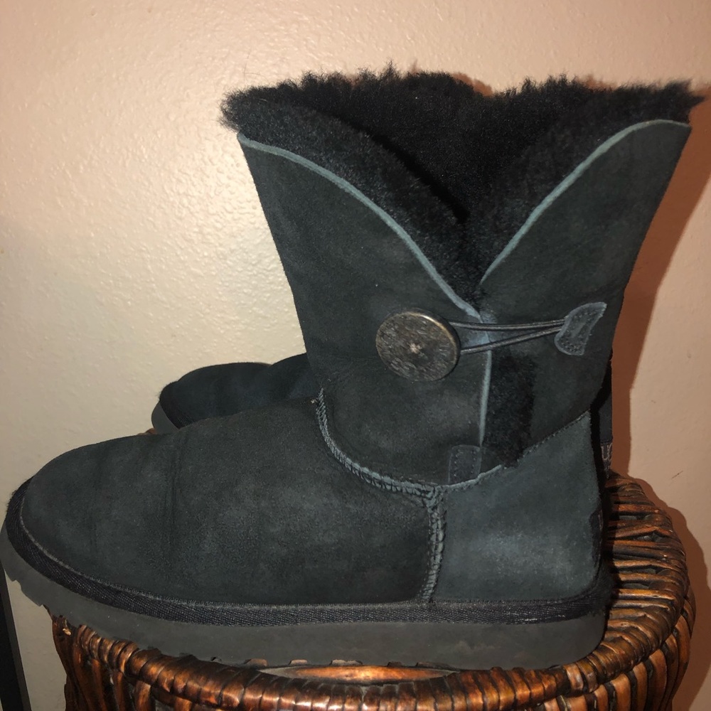 Short Ugg Bailey Button Size 7